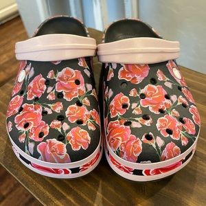 🌟RARE🌟 Crocs EUC with roses on them. Women’s Size 9